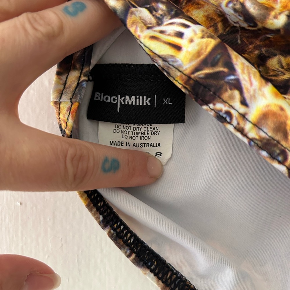 BlackMilk bee print crop